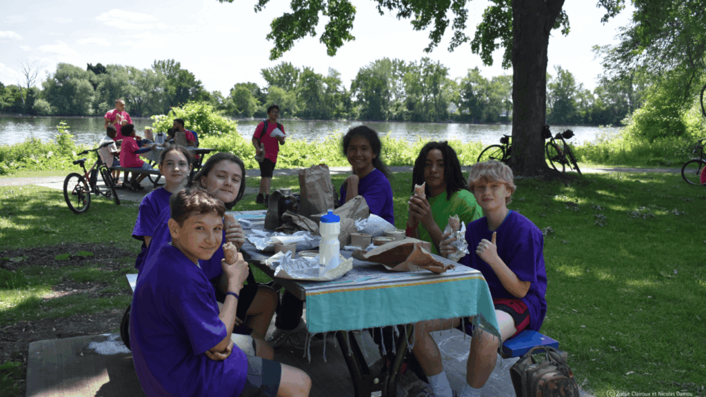 Jeunes qui dînent au parc