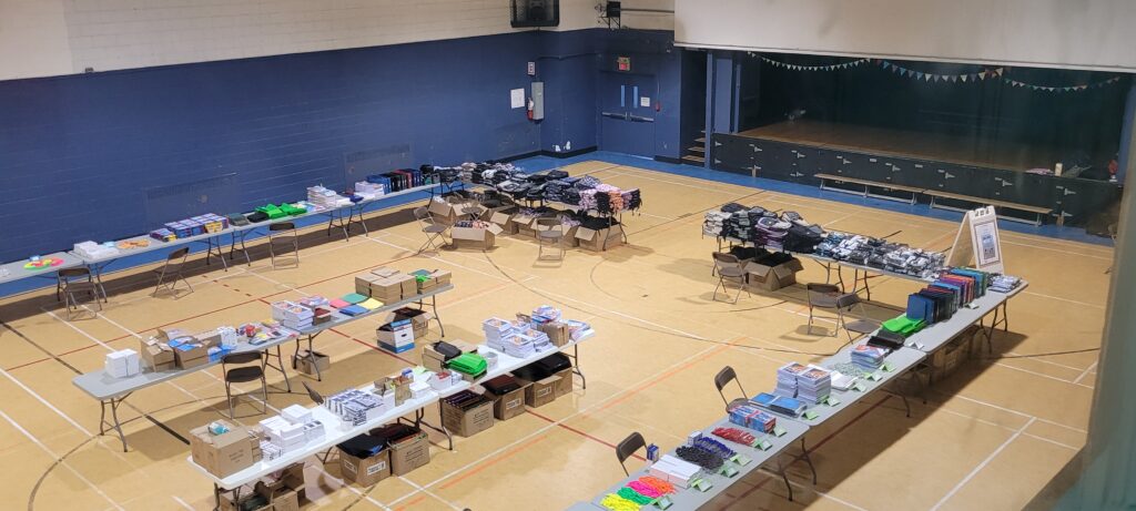 Disposition des sacs à dos et des fournitures scolaires