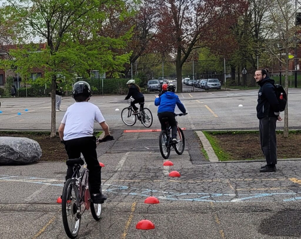 jeunes à vélo
